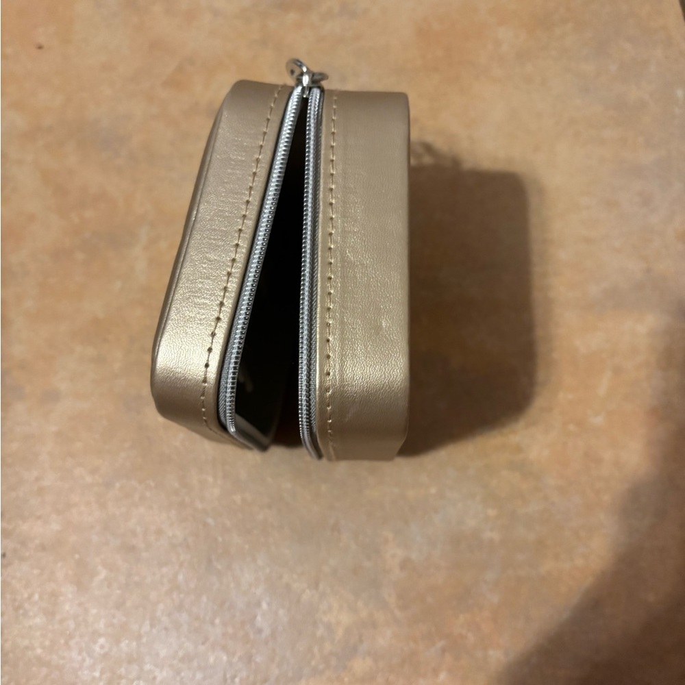 GUESS Gold Accessory Case - Picture 4 of 5